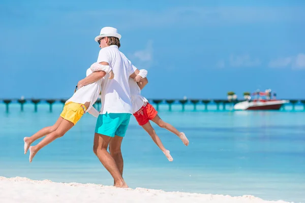 Szczęśliwa piękna rodzina na tropikalnych wakacjach na plaży — Zdjęcie stockowe