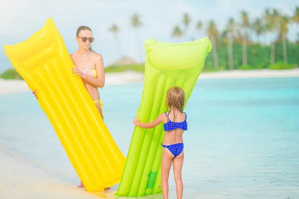 카리브해 해변에서 여름 방학을 즐기고 있는 아름다운 어머니와 딸. — 스톡 사진