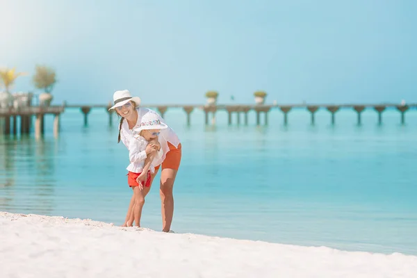 Mãe com filhinha na praia . — Fotografia de Stock