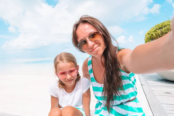 Bela mãe e filha na praia caribenha desfrutando de férias de verão. — Fotografia de Stock