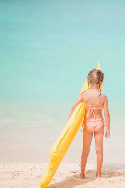 Adorabile bambina divertirsi sulla spiaggia tropicale durante le vacanze — Foto Stock