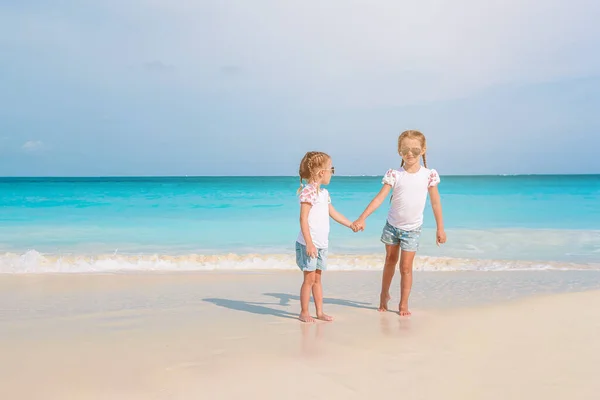 Чарівні маленькі дівчата отримують багато задоволення на пляжі . — стокове фото