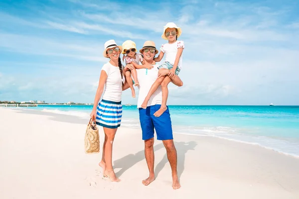 照片上是快乐的家人在海滩上玩得开心的照片。夏季生活方式 — 图库照片