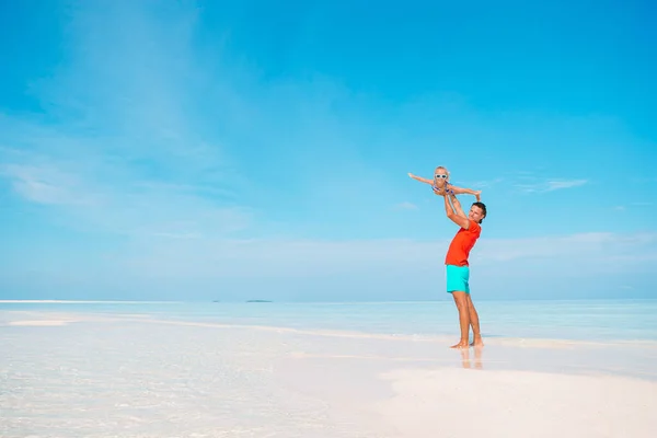 Klein meisje en gelukkig papa hebben plezier tijdens strand vakantie — Stockfoto