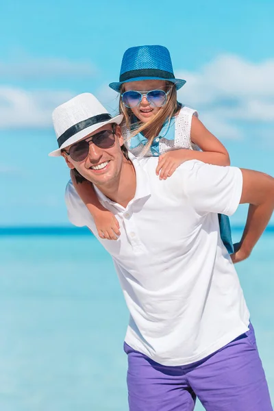Ragazzina e papà felice si divertono durante le vacanze al mare — Foto Stock