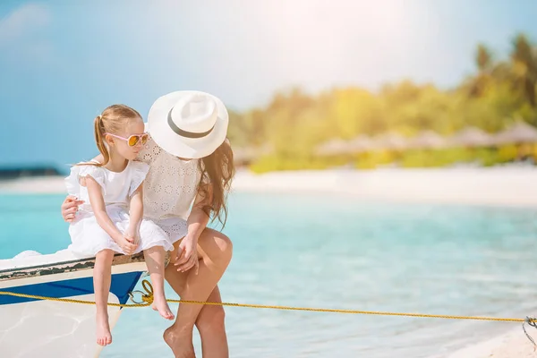 Beautiful mother and daughter at the beach enjoying summer vacation. — Stock Photo, Image