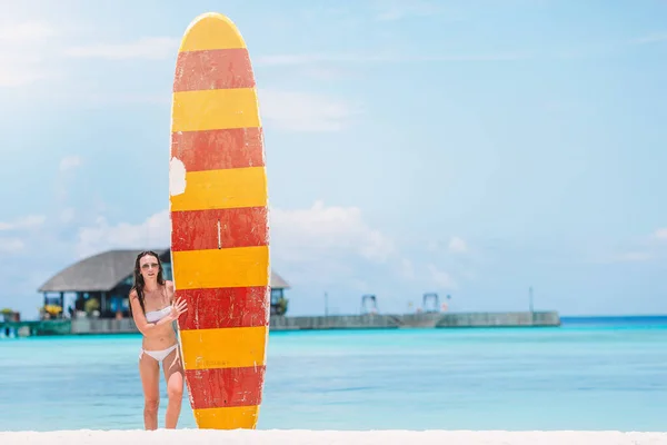 Kobieta surfuje w morzu na wakacjach — Zdjęcie stockowe