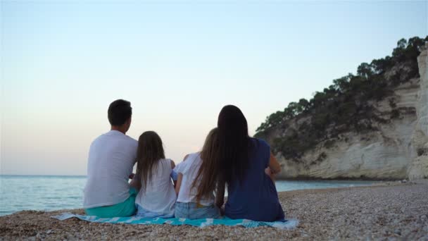 Glad vacker familj med barn på stranden — Stockvideo