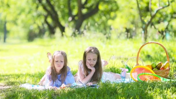 Dos niños pequeños de picnic en el parque — Vídeos de Stock