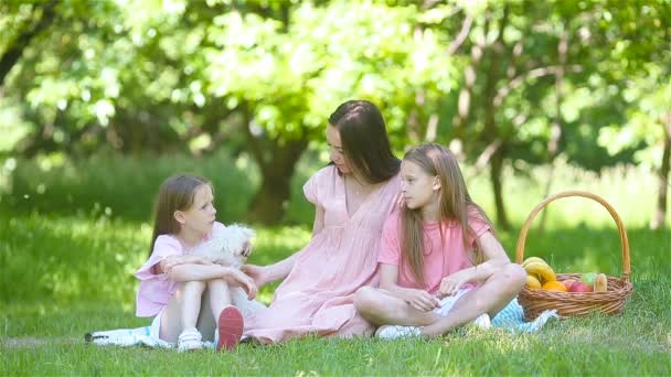 Ευτυχισμένη μητέρα και μικρές κόρες χαλαρώνουν δίπλα στη λίμνη — Αρχείο Βίντεο