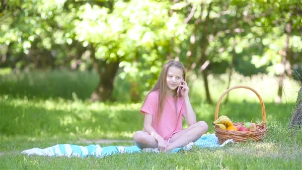 Petite fille en position de yoga dans le parc. — Video
