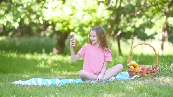 Petite fille en position de yoga dans le parc. — Video