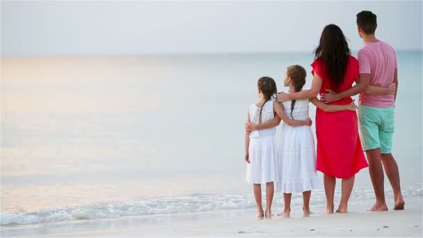 Jonge familie van vier op strandvakantie bij zonsondergang — Stockvideo