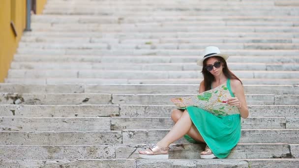 Krásná žena při pohledu na turistickou mapu města v Římě, Itálie. Happy girl těšit italskou dovolenou v Evropě. — Stock video