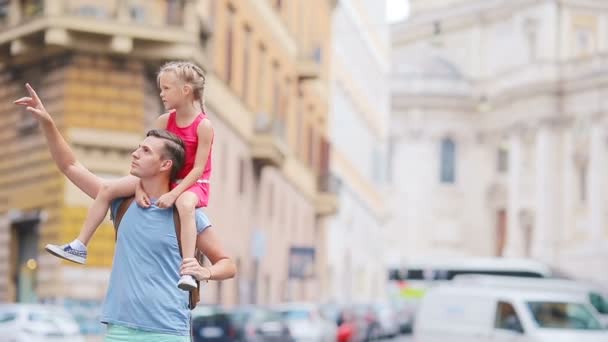 Οικογένεια στην Ευρώπη. Ευτυχισμένος πατέρας και μικρό αξιολάτρευτο κορίτσι στη Ρώμη κατά τη διάρκεια των καλοκαιρινών ιταλικών διακοπών — Αρχείο Βίντεο