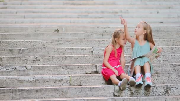 Adorable niña mirando el mapa turístico en las calles romanas en Italia. Felices niños toodler disfrutar de vacaciones italianas en Europa . — Vídeo de stock