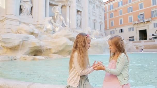 Urocze dziewczynki bawiące się przy Fontannie Trevi w Rzymie. Szczęśliwe dzieci cieszyć się europejskimi wakacjami we Włoszech — Wideo stockowe