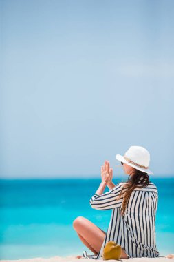 Sahilde yeşil elbiseli genç moda kadını