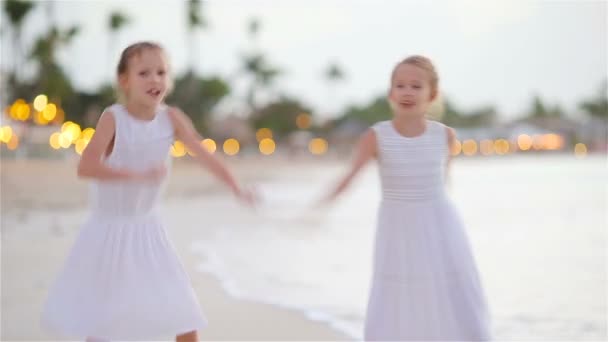 Meninas adoráveis se divertir muito na praia. Duas crianças bonitas estão felizes — Vídeo de Stock