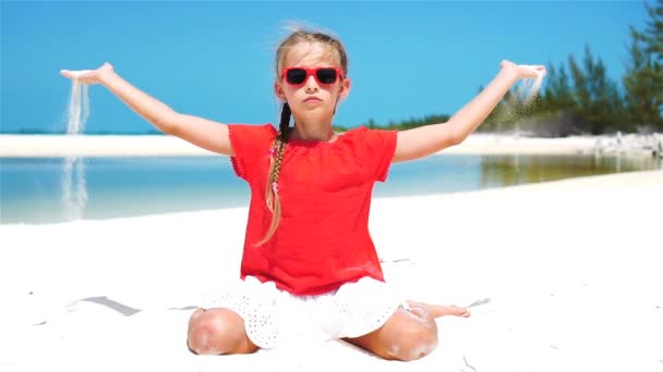 LOW MOTION FECHAR UP: Menina brincando com areia branca bonita na praia exótica — Vídeo de Stock