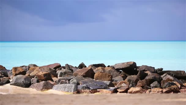 Grandi onde che si infrangono sulla spiaggia di pietra. Le onde stanno rotolando su una spiaggia di ciottoli — Video Stock