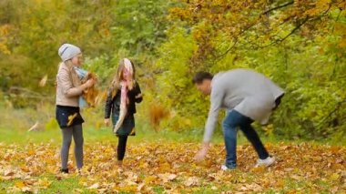 Sonbahar parkında mutlu bir aile. Sıcak günün tadını çıkar.