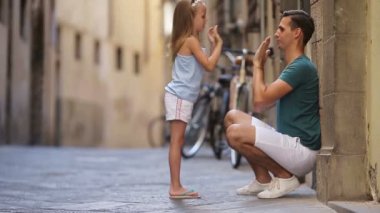 Avrupa 'da bir aile. İtalya 'da yaz tatili boyunca Roma' da mutlu bir baba ve sevimli bir kız.