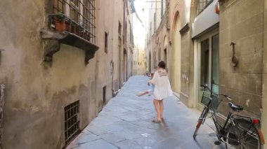 Avrupa 'da bir aile. Mutlu anne ve küçük sevimli kız yaz tatili boyunca Roma 'da eğleniyorlar.