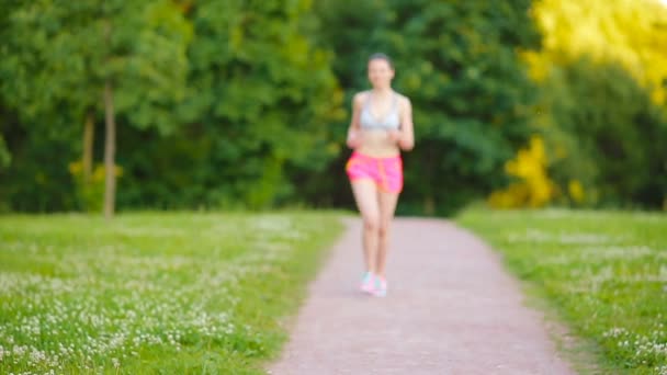 Hermosa joven deportista que se dedica a la gimnasia al aire libre. Corredor - mujer corriendo al aire libre entrenando para correr maratón — Vídeos de Stock