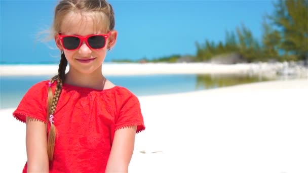 Portret uroczej dziewczynki na plaży podczas wakacji — Wideo stockowe