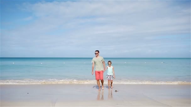 Baba ve küçük kızın ailesi sahilde eğleniyor. — Stok video