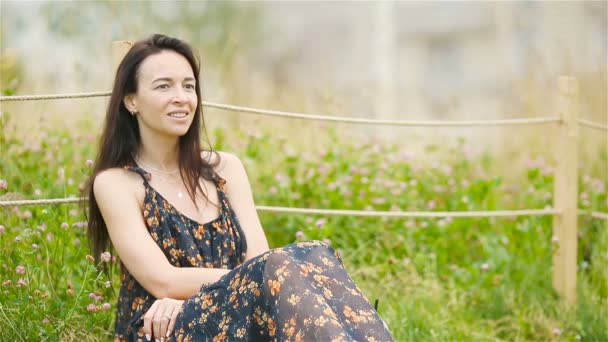 Mulher bonito relaxar no parque ao ar livre — Vídeo de Stock