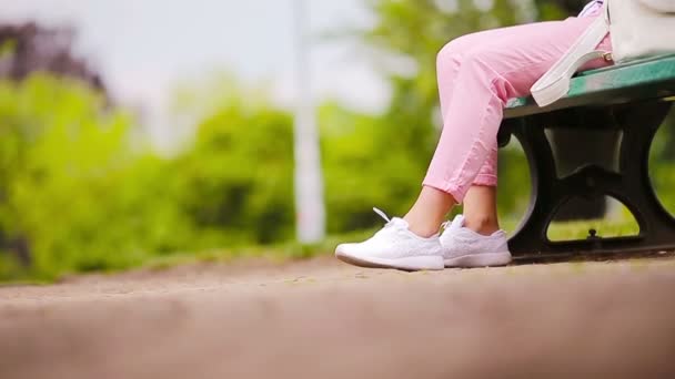 Schöne Mädchen hören Musik per Smartphone in den Sommerferien. Beine aus nächster Nähe tanzen im Takt. — Stockvideo