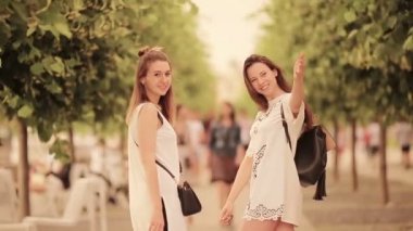 Konseptimi takip et. Avrupa şehrindeki mutlu genç şehirli kadınlar. Avrupa 'nın ıssız caddelerinde yürüyen Kafkas turistler.