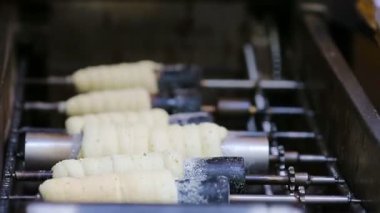 Prag pazarındaki sokak yemekleri. Geleneksel Czech fırın ürünleri trdelnik yapma süreci.