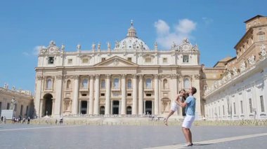 Vatikan, Roma 'daki St. Peters Bazilika kilisesindeki mutlu genç aile. Babası ve çocuğu İtalya 'da Avrupa seyahatinde..