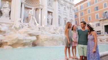 Fontana di Trevi yakınlarındaki aile, Roma, İtalya. Mutlu ebeveynler ve çocuklar İtalya 'da tatilin tadını çıkarıyorlar..