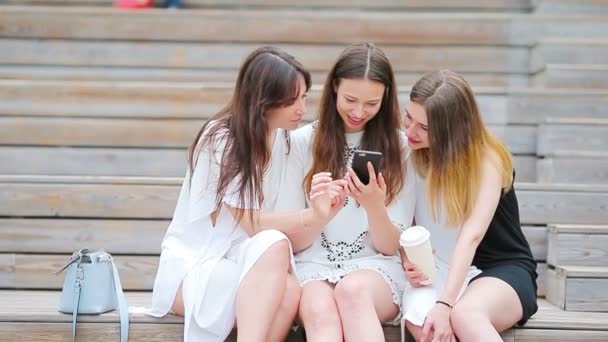 Livsstilsselfie porträtt av unga positiva flickor som har roligt och gör selfie. Begreppet vänskap och kul med nya trender och teknik. Bästa vänner sparar ögonblicket med modern smartphone — Stockvideo