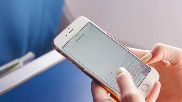 Vrouw sms 't op haar mobiele telefoon tijdens de vlucht. Close-up display in vliegtuig achtergrond venster. — Stockvideo