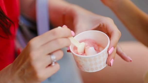 Zamknąć lody w dłoniach. Młoda modelka je lody w letni dzień — Wideo stockowe