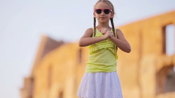İtalya, Roma 'da Colosseum' un önünde eğlenen sevimli, küçük aktif kız.. — Stok video