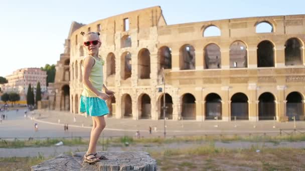 Niña divirtiéndose frente al Coliseo en Roma, Italia. Niño pasando la infancia en Europa — Vídeos de Stock