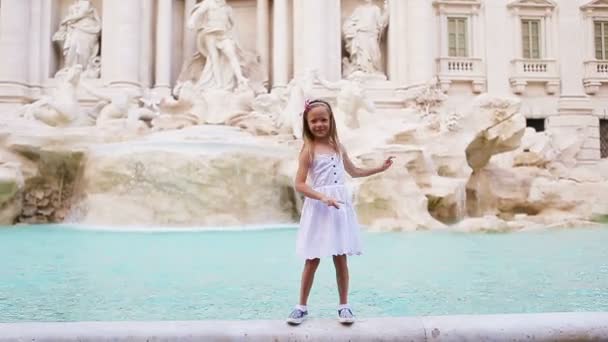 Schattige meisjesachtergrond Trevi Fountain, Rome, Italië. Happy Toodler kid genieten van Italiaanse vakantie in Europa. — Stockvideo