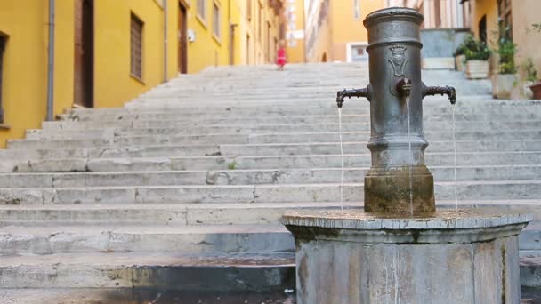 Piccola adorabile ragazza che beve acqua dal rubinetto all'esterno durante la calda giornata estiva a Roma — Video Stock