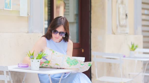 Hermosa mujer mirando el mapa turístico de Roma, Italia. Chica feliz disfrutar de vacaciones italianas en Europa . — Vídeo de stock