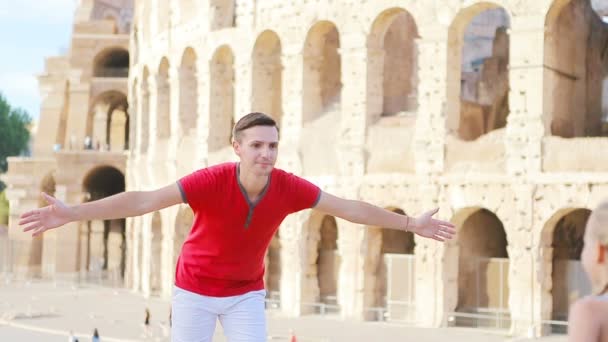 Jonge vader en klein meisje hebben leuke achtergrond Colosseum, Rome, Italië. Familieportret op beroemde plaatsen in Europa — Stockvideo