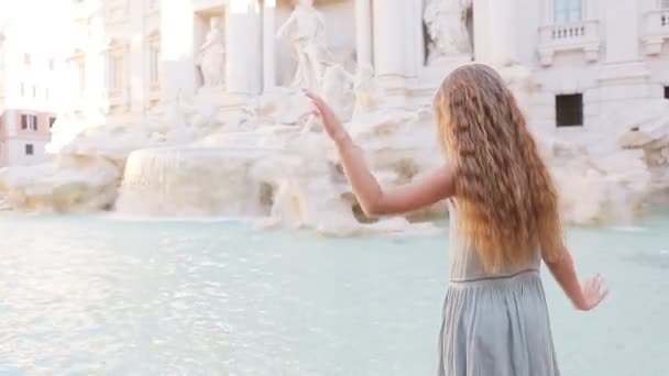 이탈리아 로마의 트레비 파 운 틴이라는 사랑 스러운 어린 소녀의 배경. 행복 한 아가씨 유럽에서 이탈리아 휴가를 즐기는 소년. — 비디오