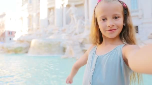 Adorable little girl taking selfie background Trevi Fountain, Rome, Italy. Happy toodler kid enjoy italian vacation holiday in Europe. — Stock Video