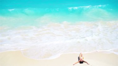 Yuong kadını sahilde, su manzaralı.