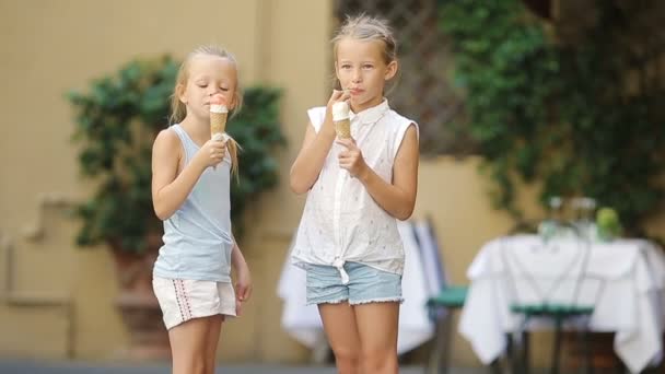 Meisjes die 's zomers buiten ijs eten. Leuke kinderen genieten van echte Italiaanse gelato in de buurt van Gelateria in Rome — Stockvideo